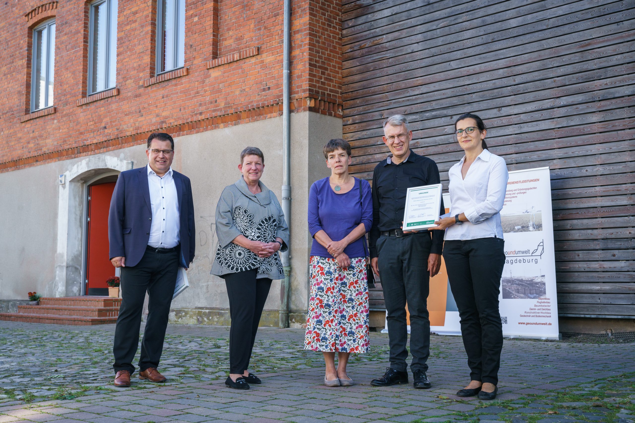 Verleihung der Grünen Hausnummer durch Frau Professorin Dalbert an das Architekturbüro Fromme