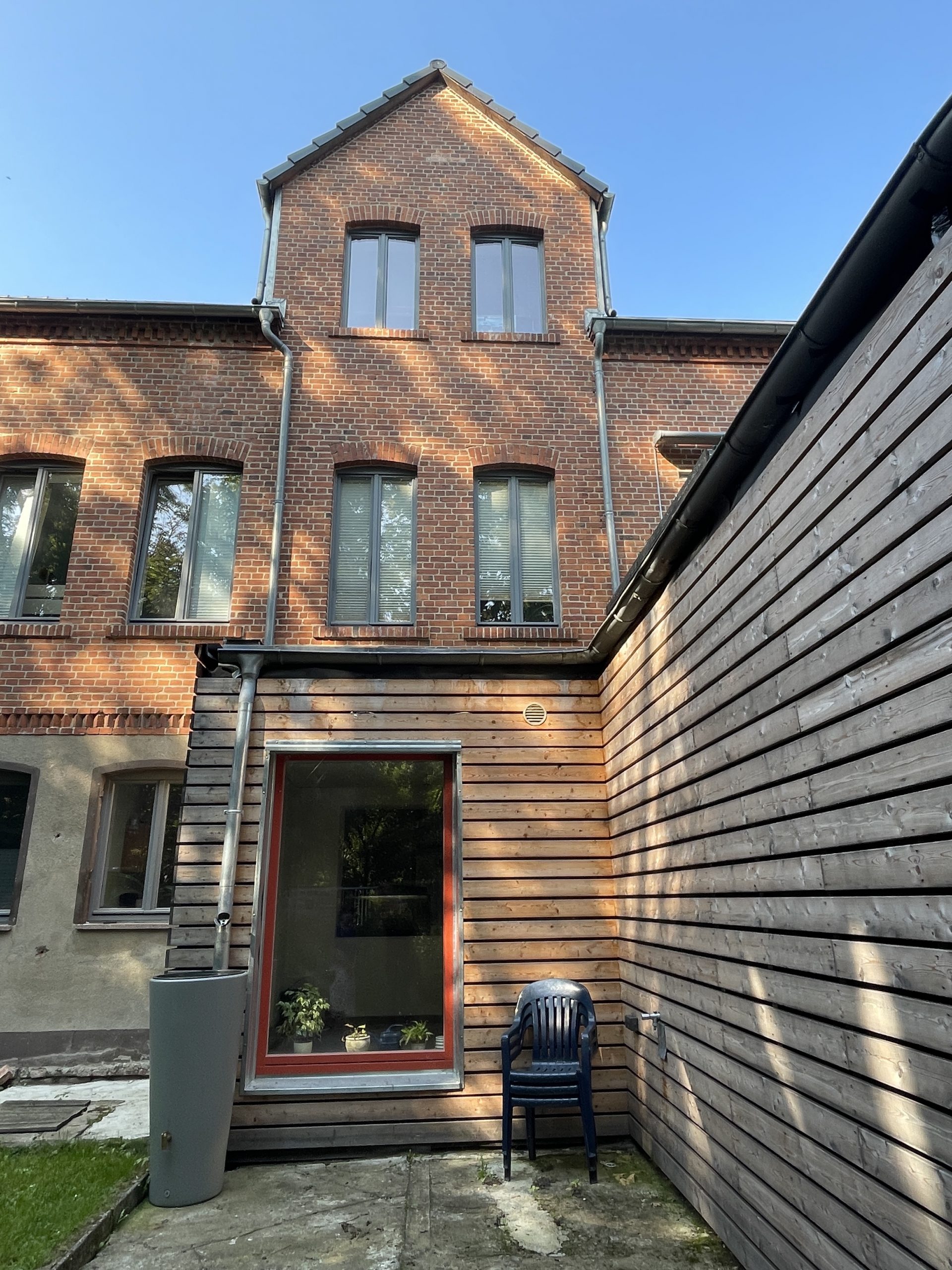 Büro und Wohnhaus Ottersleben, Klinkerbau mit Holzanbau